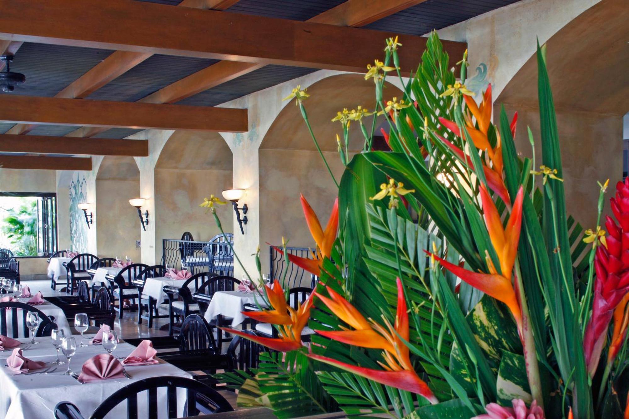 The Warwick Fiji Hotel Korolevu  Exterior photo Interior of the restaurant